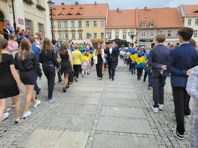 Zatańczyli poloneza na świebodzickim rynku [FOTO]