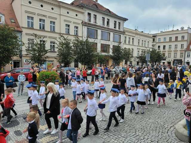 Zatańczyli poloneza na świebodzickim rynku [FOTO]