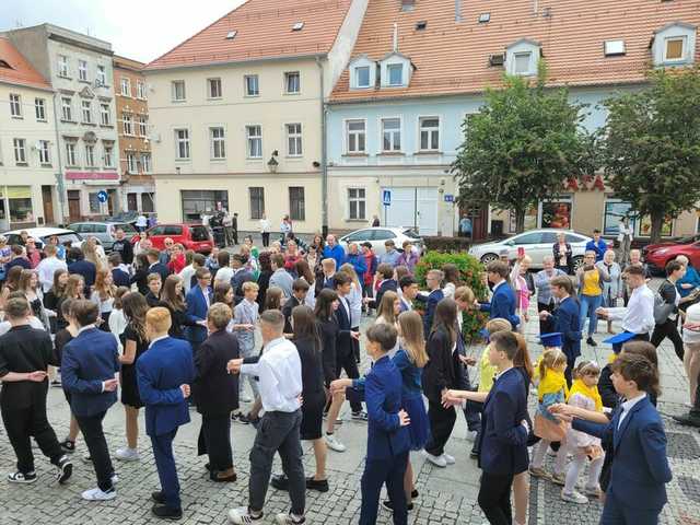 Zatańczyli poloneza na świebodzickim rynku [FOTO]