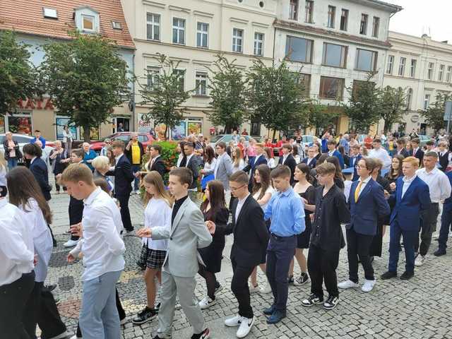 Zatańczyli poloneza na świebodzickim rynku [FOTO]