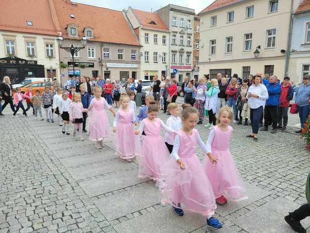 Zatańczyli poloneza na świebodzickim rynku [FOTO]