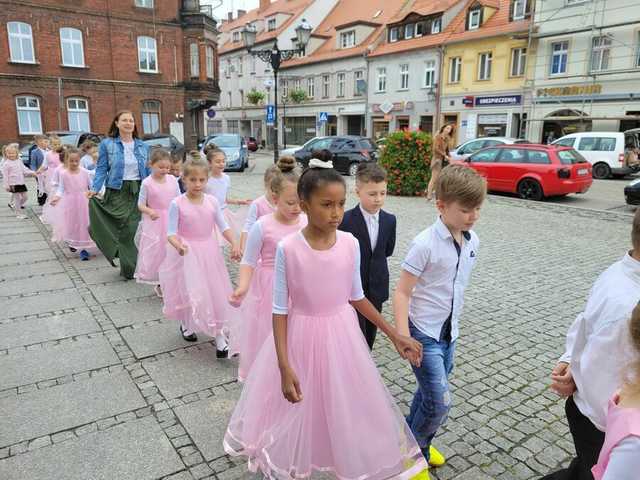 Zatańczyli poloneza na świebodzickim rynku [FOTO]