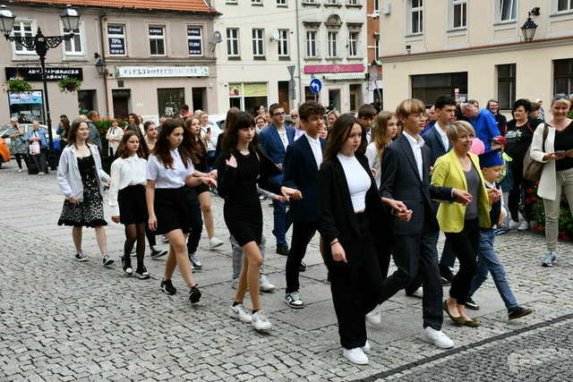 Zatańczyli poloneza na świebodzickim rynku [FOTO]