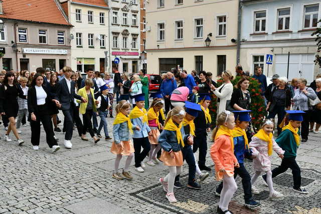 Zatańczyli poloneza na świebodzickim rynku [FOTO]