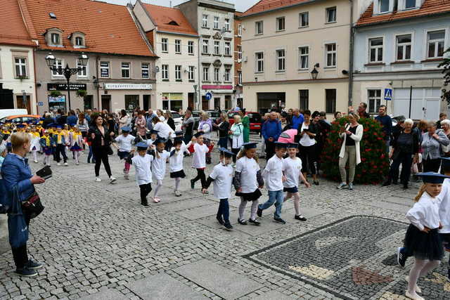 Zatańczyli poloneza na świebodzickim rynku [FOTO]