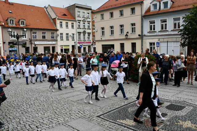 Zatańczyli poloneza na świebodzickim rynku [FOTO]