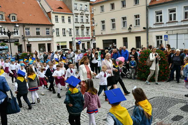 Zatańczyli poloneza na świebodzickim rynku [FOTO]