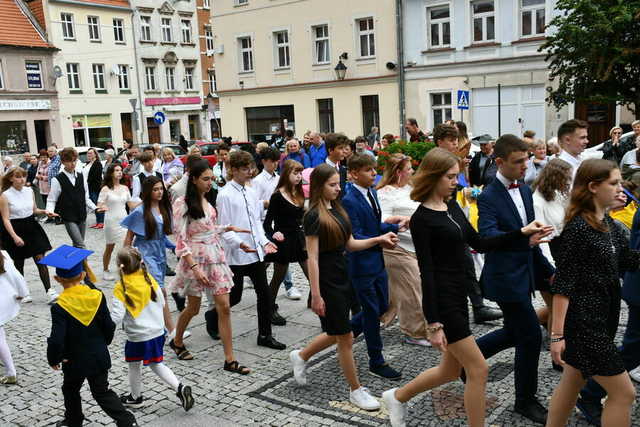 Zatańczyli poloneza na świebodzickim rynku [FOTO]