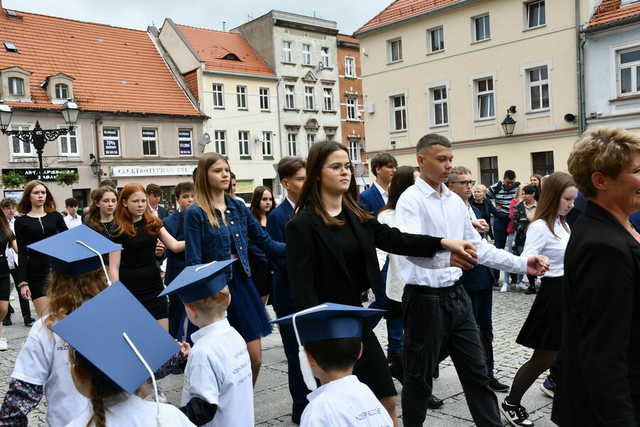 Zatańczyli poloneza na świebodzickim rynku [FOTO]