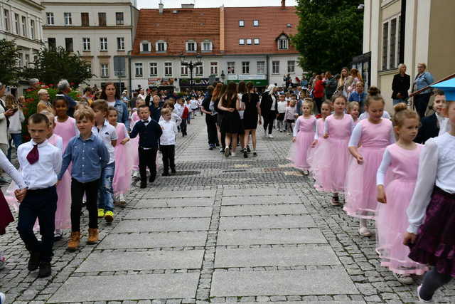 Zatańczyli poloneza na świebodzickim rynku [FOTO]