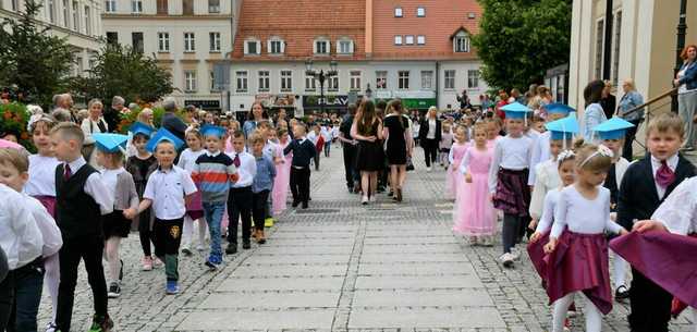 Zatańczyli poloneza na świebodzickim rynku [FOTO]