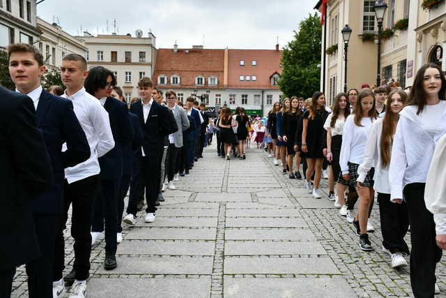 Zatańczyli poloneza na świebodzickim rynku [FOTO]