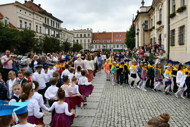 Zatańczyli poloneza na świebodzickim rynku [FOTO]