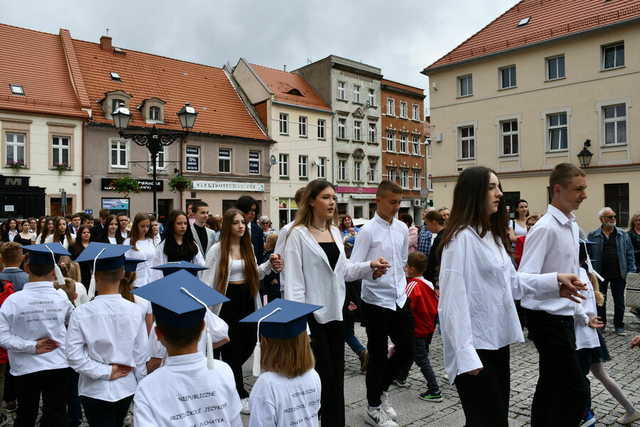 Zatańczyli poloneza na świebodzickim rynku [FOTO]