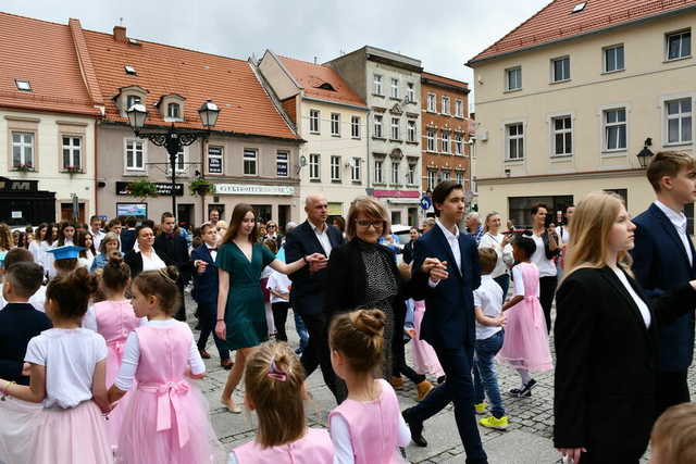 Zatańczyli poloneza na świebodzickim rynku [FOTO]