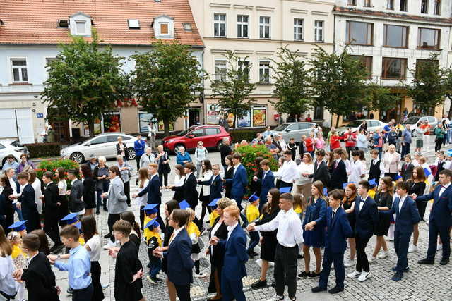 Zatańczyli poloneza na świebodzickim rynku [FOTO]