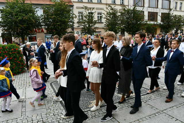 Zatańczyli poloneza na świebodzickim rynku [FOTO]