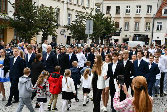 Zatańczyli poloneza na świebodzickim rynku [FOTO]