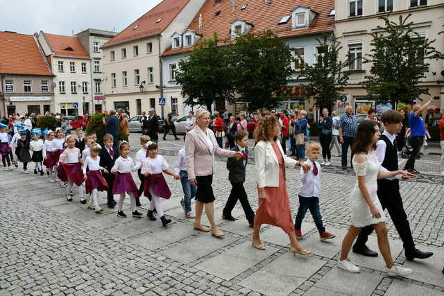 Zatańczyli poloneza na świebodzickim rynku [FOTO]