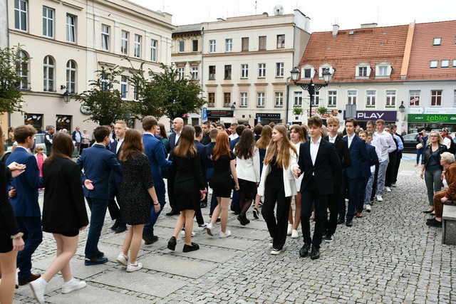 Zatańczyli poloneza na świebodzickim rynku [FOTO]