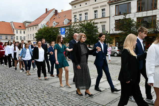 Zatańczyli poloneza na świebodzickim rynku [FOTO]