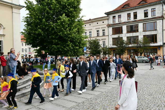 Zatańczyli poloneza na świebodzickim rynku [FOTO]