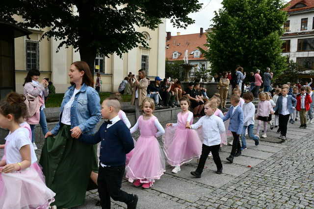 Zatańczyli poloneza na świebodzickim rynku [FOTO]