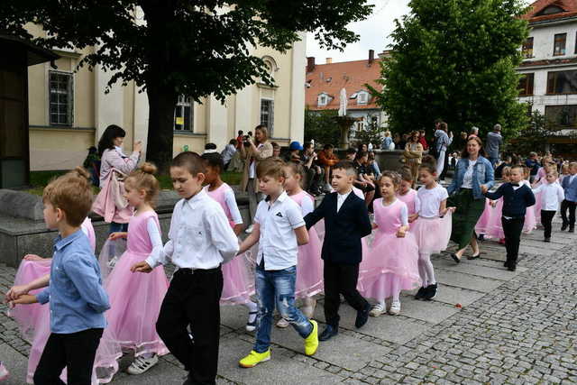 Zatańczyli poloneza na świebodzickim rynku [FOTO]