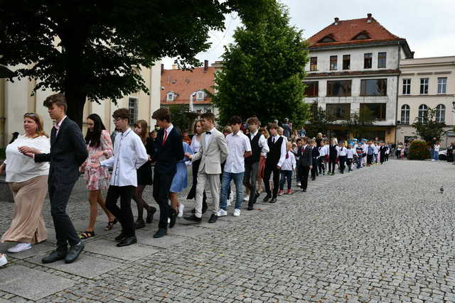 Zatańczyli poloneza na świebodzickim rynku [FOTO]