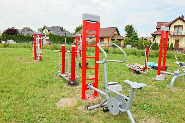 Nowe urządzenia na placu zabaw przy ul. Wierzbowej w Żarowie [FOTO]