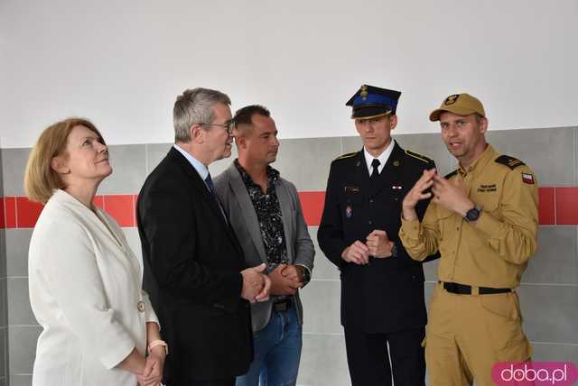 Wstęga przecięta, syreny zawyły: Nowa remiza strażacka w Gogołowie otwarta! Zobacz, jak się prezentuje [FOTO]