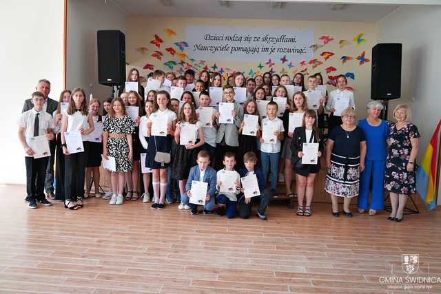 Wręczono stypendia naukowe i sportowe najlepszym uczniom z gminy Świdnica [FOTO]