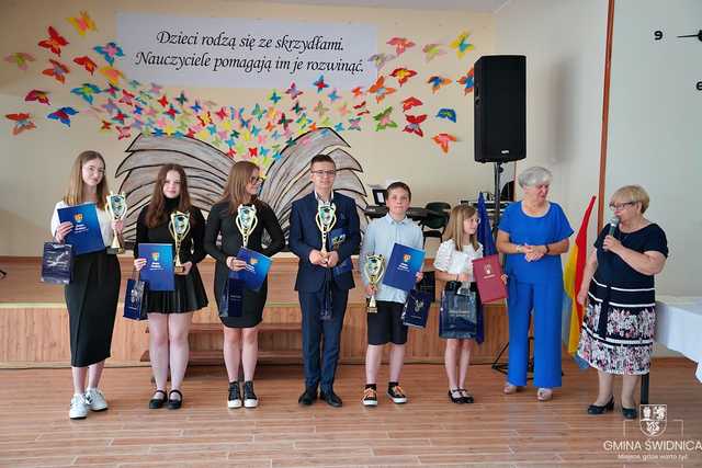 Wręczono stypendia naukowe i sportowe najlepszym uczniom z gminy Świdnica [FOTO]