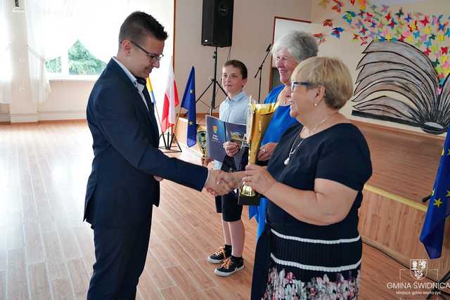 Wręczono stypendia naukowe i sportowe najlepszym uczniom z gminy Świdnica [FOTO]