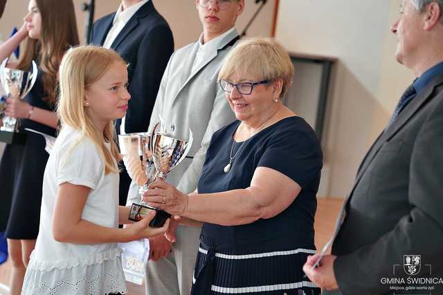 Wręczono stypendia naukowe i sportowe najlepszym uczniom z gminy Świdnica [FOTO]