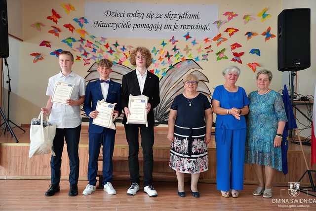 Wręczono stypendia naukowe i sportowe najlepszym uczniom z gminy Świdnica [FOTO]