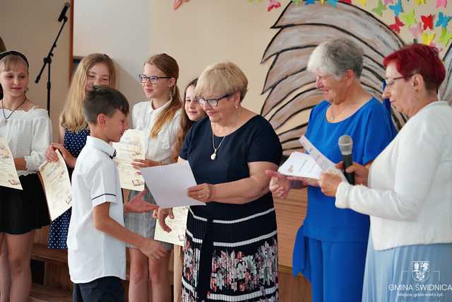 Wręczono stypendia naukowe i sportowe najlepszym uczniom z gminy Świdnica [FOTO]