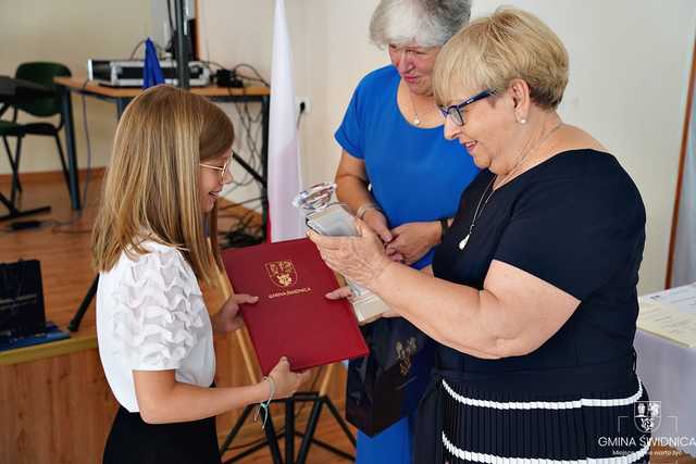 Wręczono stypendia naukowe i sportowe najlepszym uczniom z gminy Świdnica [FOTO]