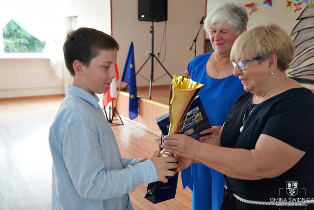 Wręczono stypendia naukowe i sportowe najlepszym uczniom z gminy Świdnica [FOTO]