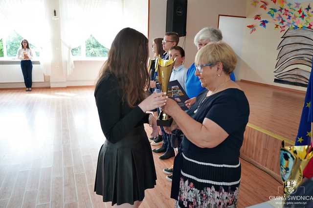 Wręczono stypendia naukowe i sportowe najlepszym uczniom z gminy Świdnica [FOTO]