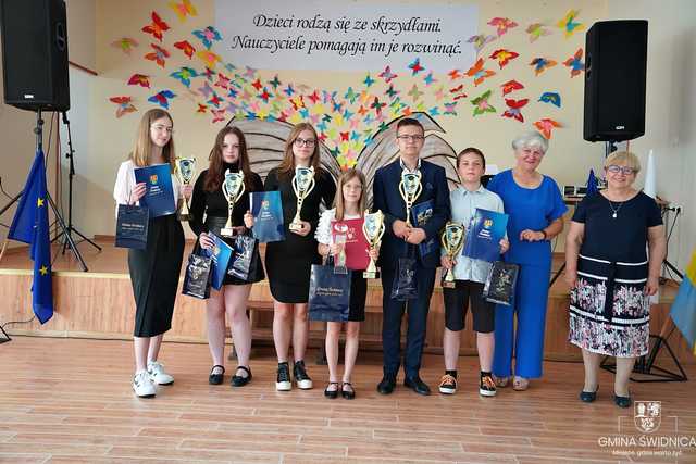 Wręczono stypendia naukowe i sportowe najlepszym uczniom z gminy Świdnica [FOTO]