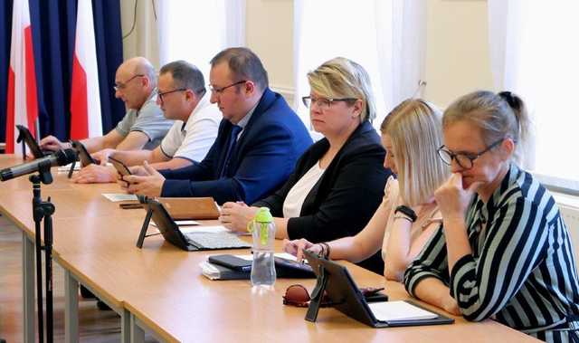 Udzielono absolutorium wójtowi gminy Dobromierz. Zobacz podsumowanie inwestycji w minionym roku [FOTO]