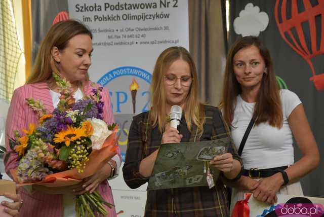 Uroczyste zakończenie roku szkolnego w świdnickiej SP nr 2. Pożegnano dotychczasową dyrektor placówki [FOTO]