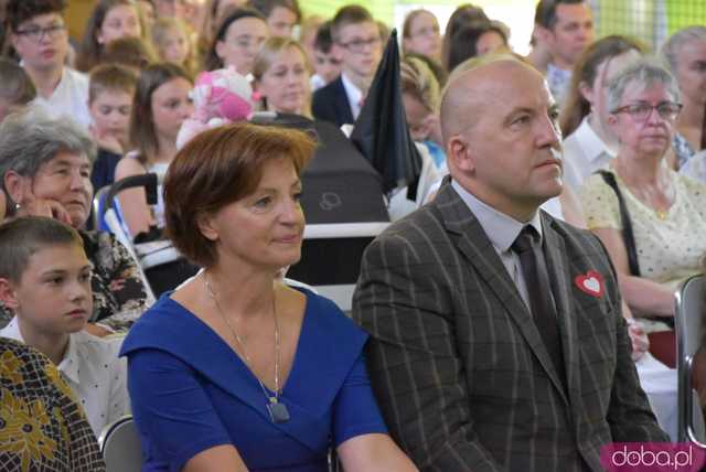 Uroczyste zakończenie roku szkolnego w świdnickiej SP nr 2. Pożegnano dotychczasową dyrektor placówki [FOTO]