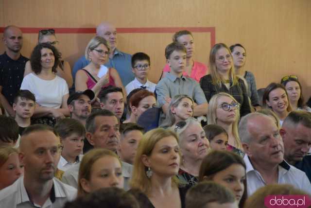 Uroczyste zakończenie roku szkolnego w świdnickiej SP nr 2. Pożegnano dotychczasową dyrektor placówki [FOTO]