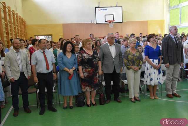 Uroczyste zakończenie roku szkolnego w świdnickiej SP nr 2. Pożegnano dotychczasową dyrektor placówki [FOTO]