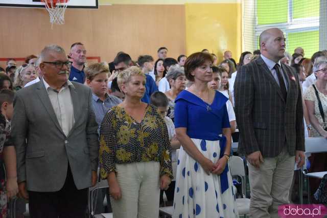 Uroczyste zakończenie roku szkolnego w świdnickiej SP nr 2. Pożegnano dotychczasową dyrektor placówki [FOTO]