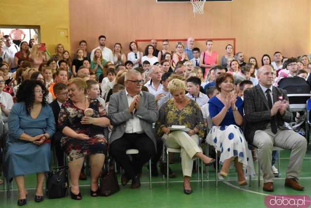 Uroczyste zakończenie roku szkolnego w świdnickiej SP nr 2. Pożegnano dotychczasową dyrektor placówki [FOTO]