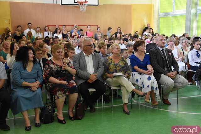 Uroczyste zakończenie roku szkolnego w świdnickiej SP nr 2. Pożegnano dotychczasową dyrektor placówki [FOTO]