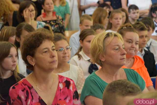 Uroczyste zakończenie roku szkolnego w świdnickiej SP nr 2. Pożegnano dotychczasową dyrektor placówki [FOTO]